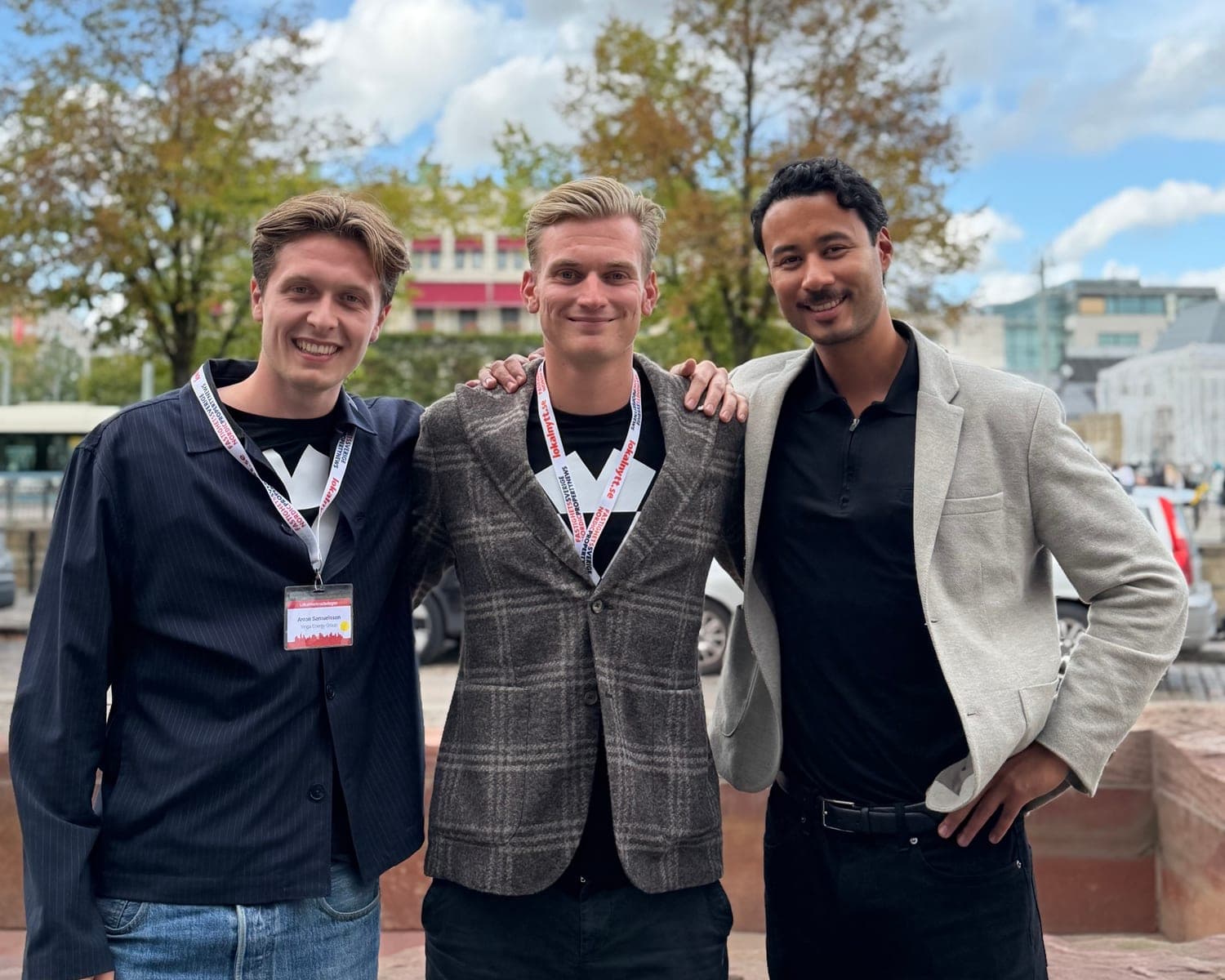Anton Samuelsson, Erik Klavefors och Mark Nazario från Vinga Energy utomhus i Göteborg